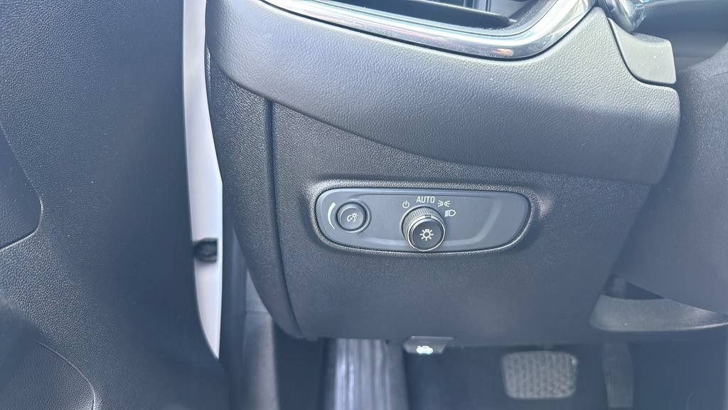 Used 2018 Chevrolet Equinox LT FWD image 29