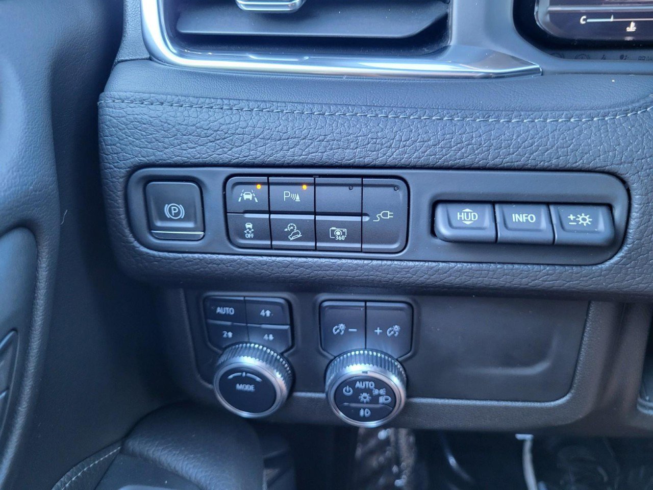 Used 2022 GMC Yukon XL Denali AWD/4WD image 24