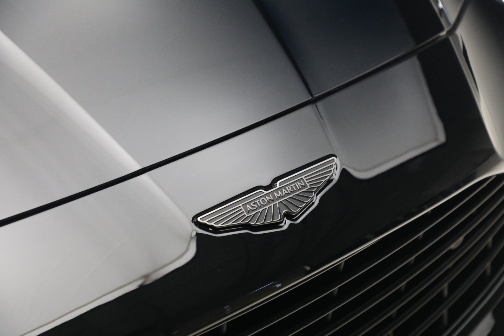 Used 2025 Aston Martin Vanquish RWD image 35