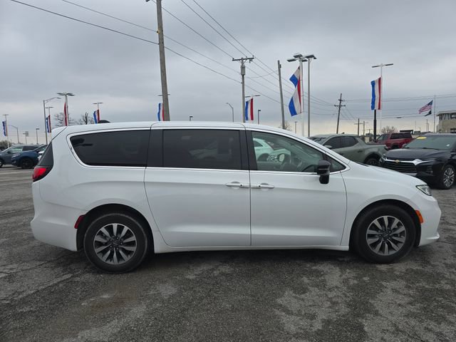 Used 2024 Chrysler Pacifica Select image 3