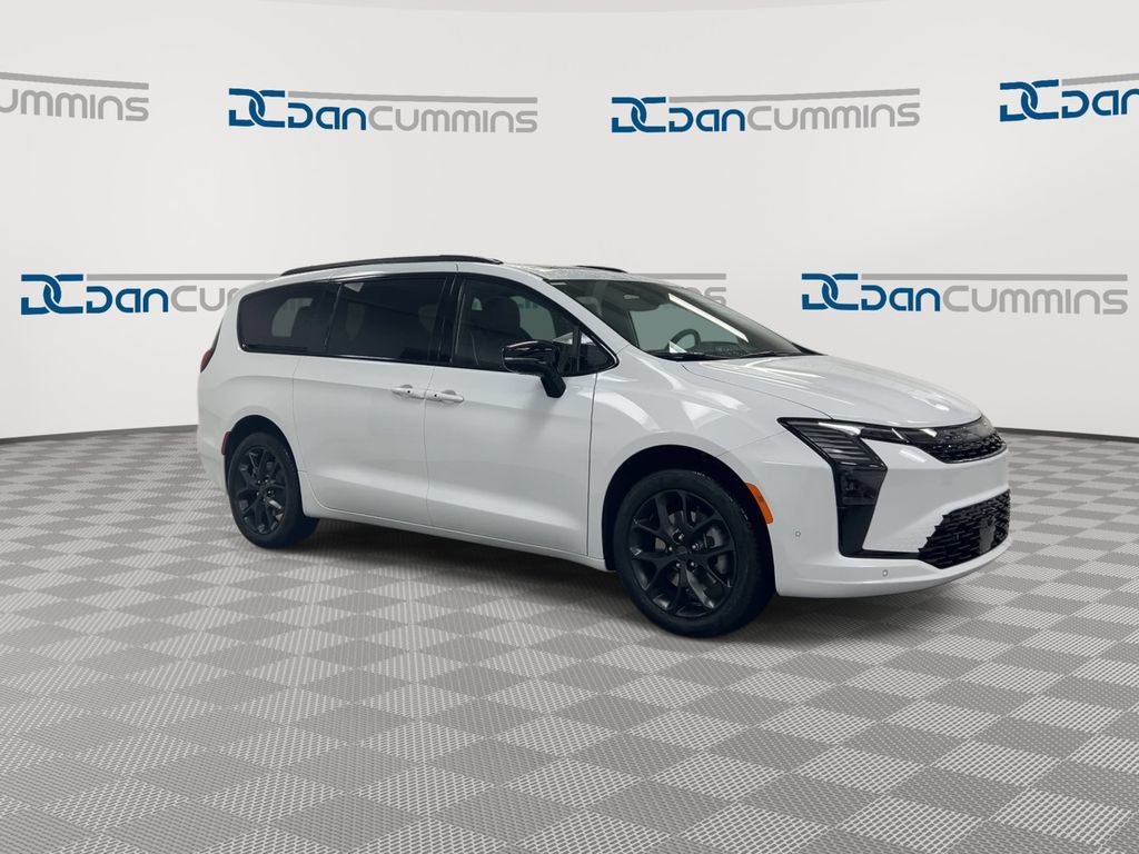 New 2027 Chrysler Pacifica Limited w/ Family Tech Group AWD/4WD image 2