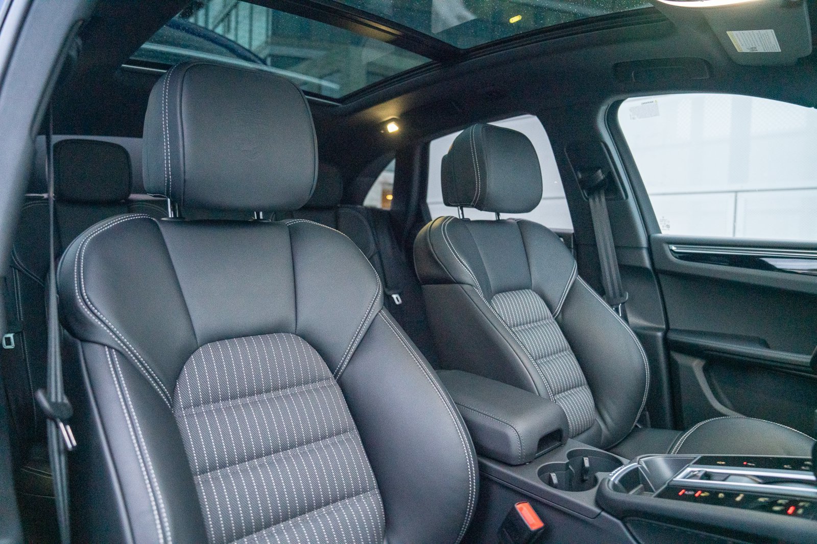 Certified 2026 Porsche Macan Turbo AWD/4WD image 28