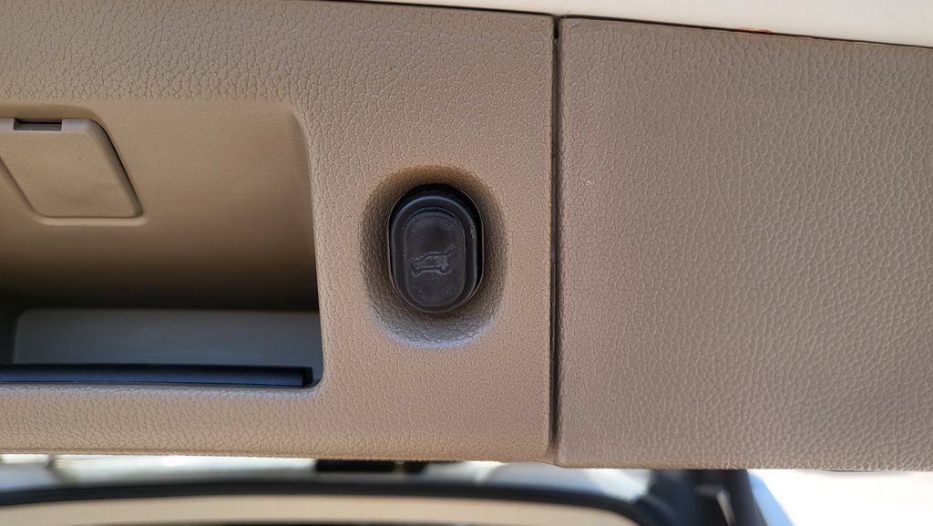 Used 2017 Chevrolet Suburban LT RWD image 19