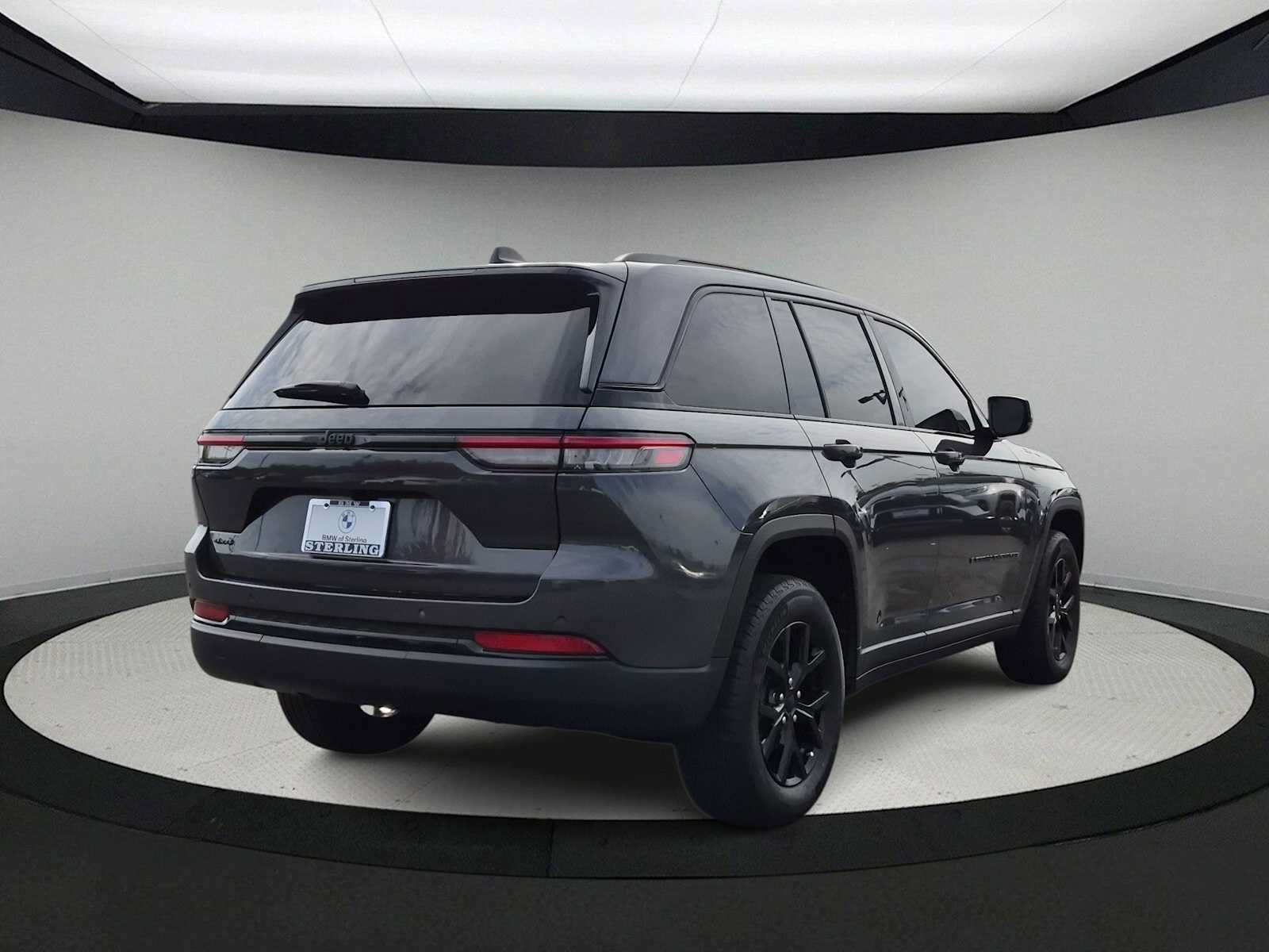 Used 2024 Jeep Grand Cherokee Altitude AWD/4WD image 8