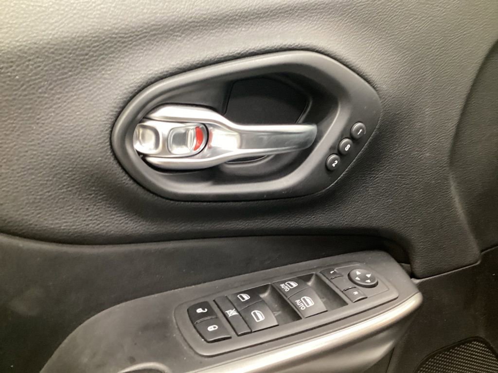 Used 2020 Jeep Cherokee Limited AWD/4WD image 7