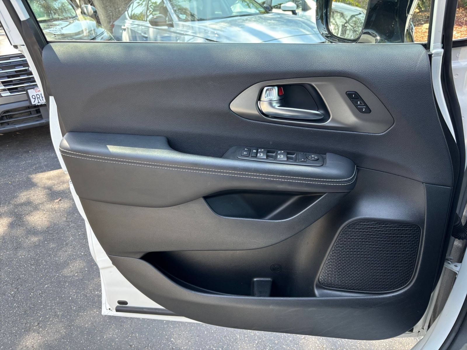 Used 2025 Chrysler Pacifica Select FWD image 18