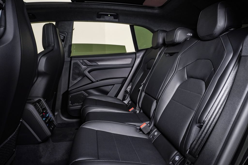 New 2026 Porsche Cayenne Turbo AWD/4WD image 18