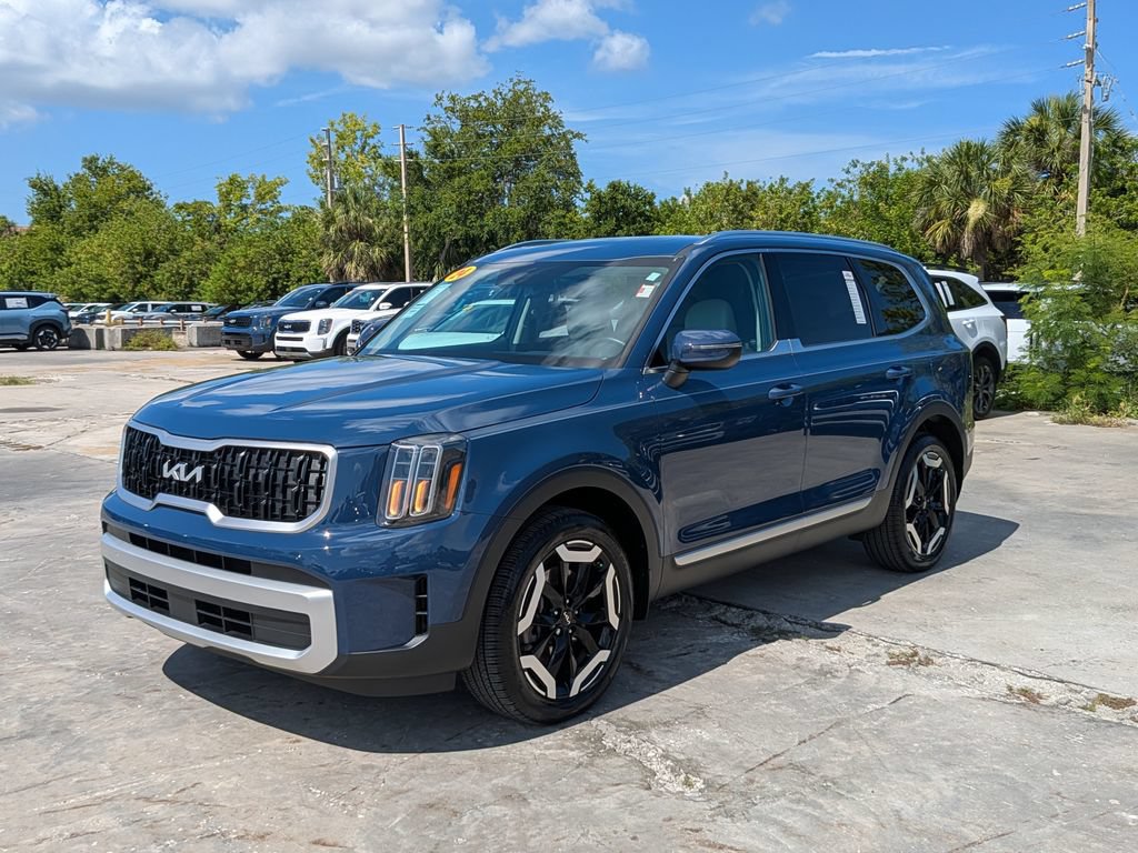Certified 2024 Kia Telluride EX w/ EX Captain's Chair Package FWD image 4