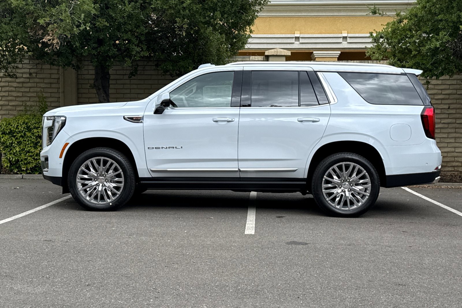 New 2026 GMC Yukon Denali w/ Denali Reserve Package AWD/4WD image 8
