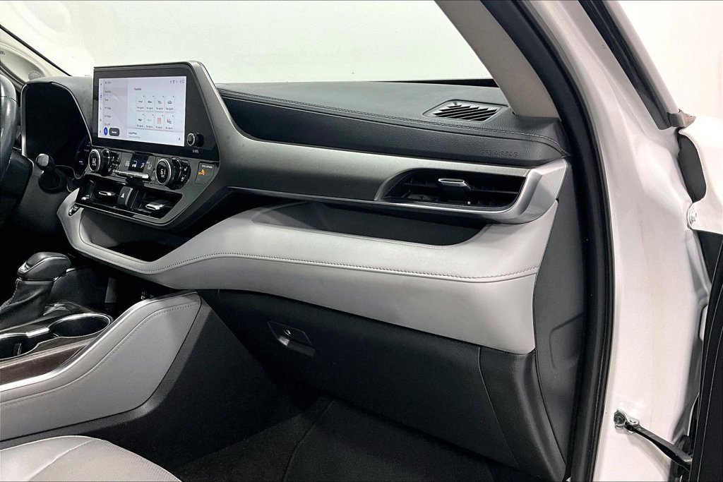 Used 2023 Toyota Highlander Limited FWD image 18