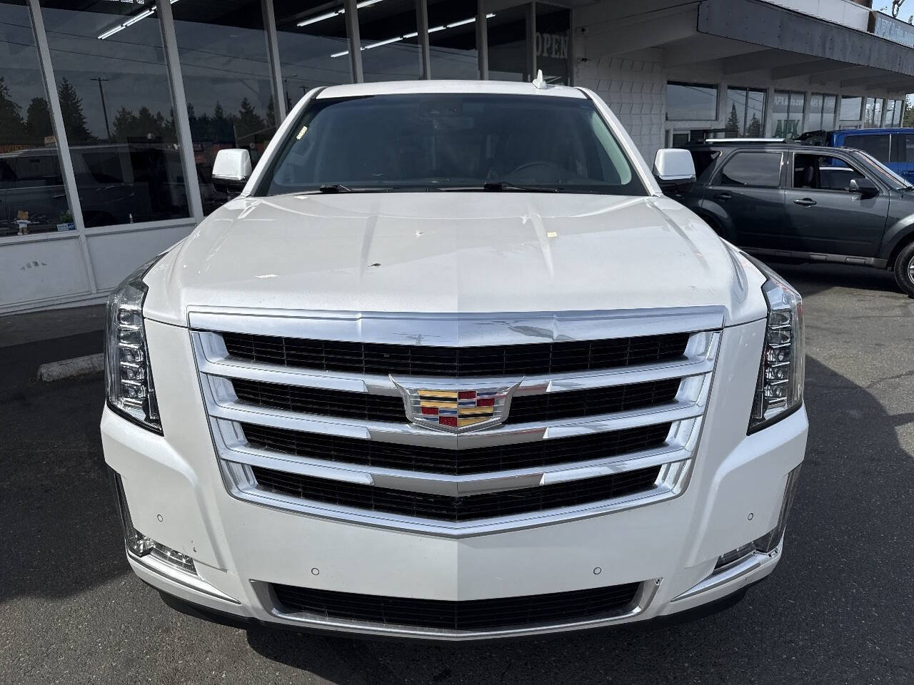 Used 2018 Cadillac Escalade Luxury AWD/4WD image 9
