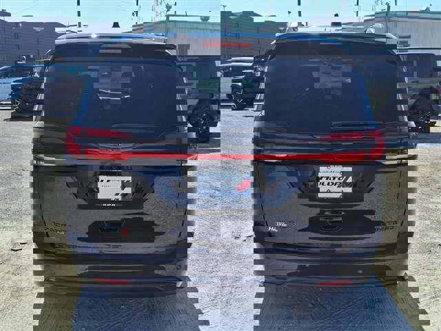 New 2026 Chrysler Pacifica Limited w/ Uconnect Theater Family Group image 19