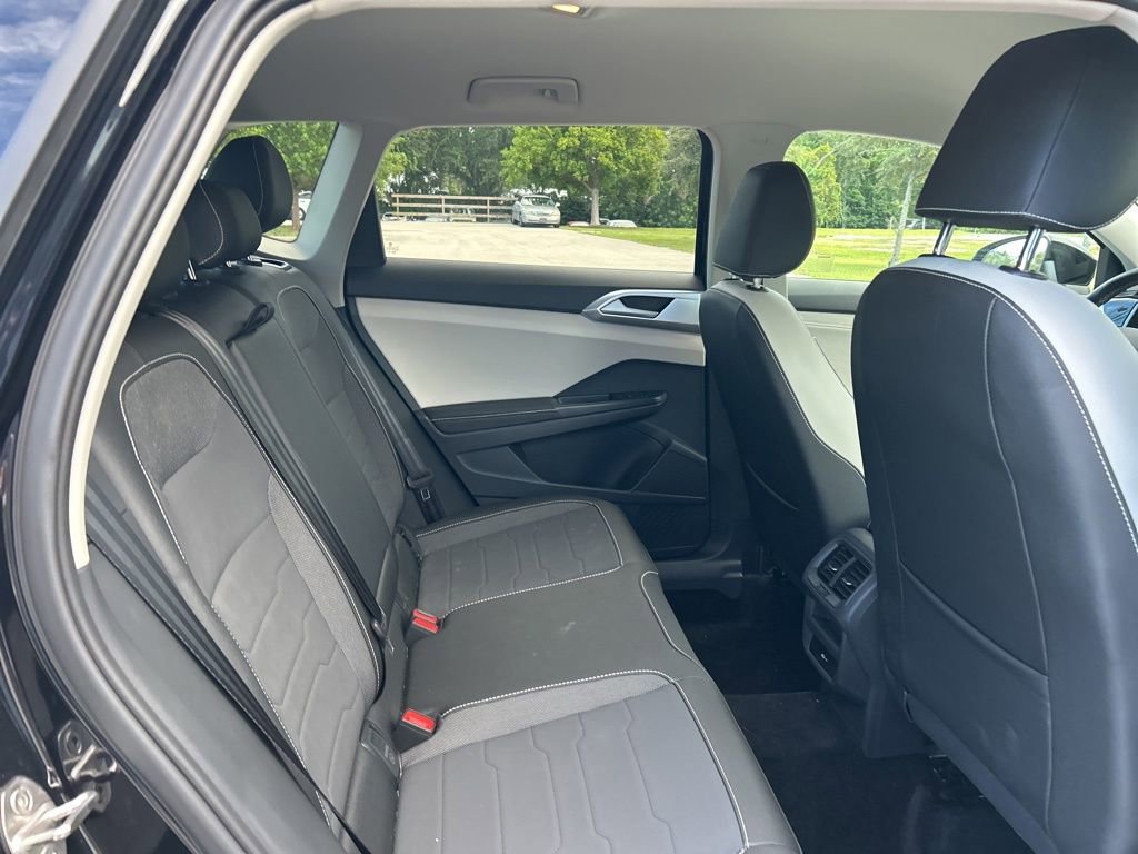 Certified 2025 Volkswagen Taos SE image 40