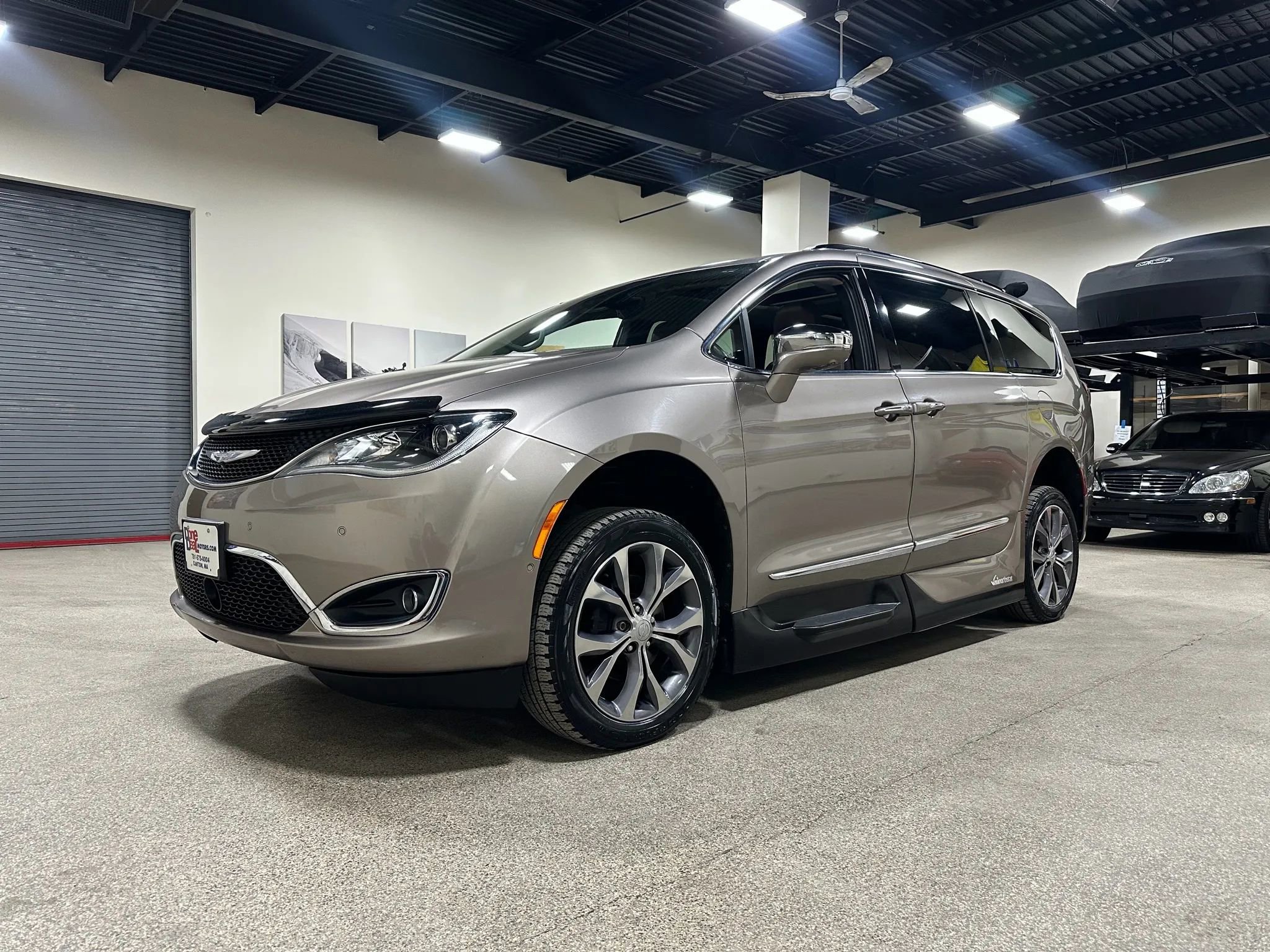Used 2017 Chrysler Pacifica Limited w/ Advanced Safetytec Group image 14