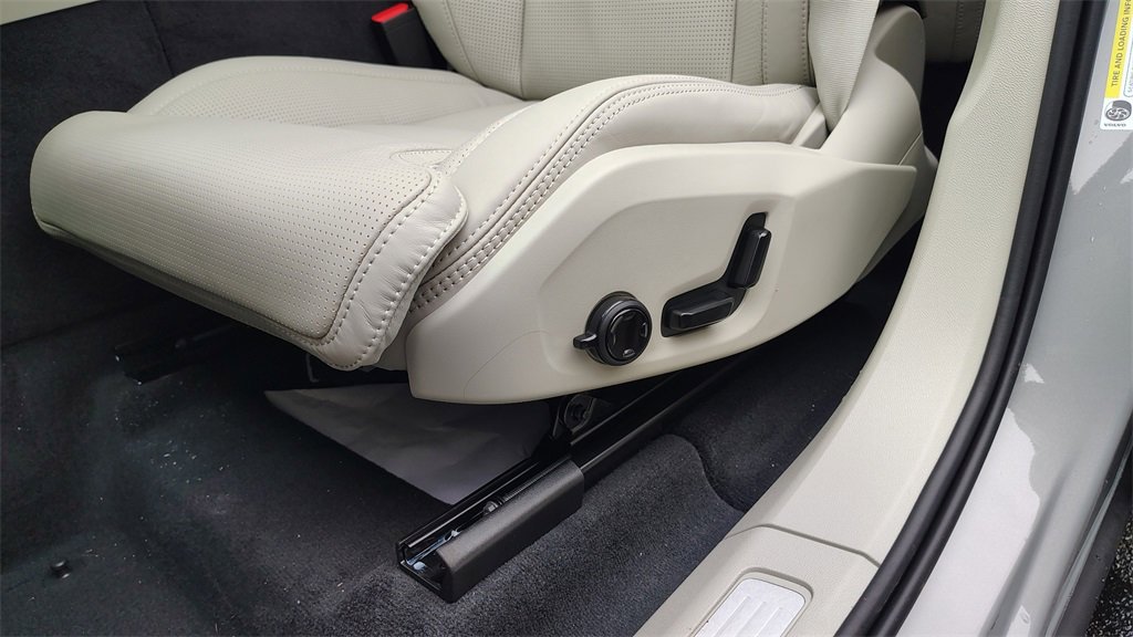 New 2026 Volvo XC60 B5 Ultra w/ Climate Package image 11