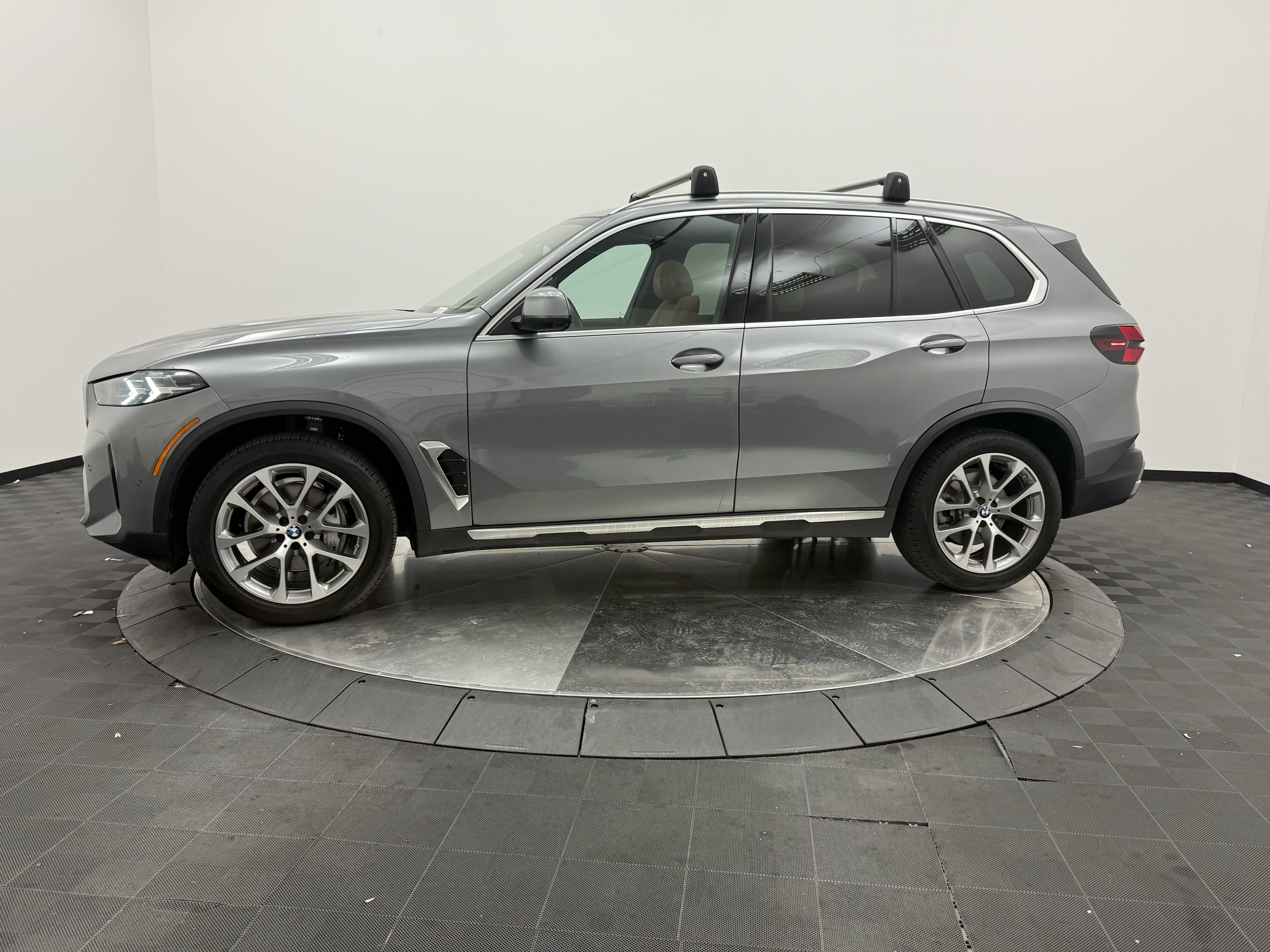 Used 2024 BMW X5 sDrive40i w/ Parking Assistance Package RWD image 4