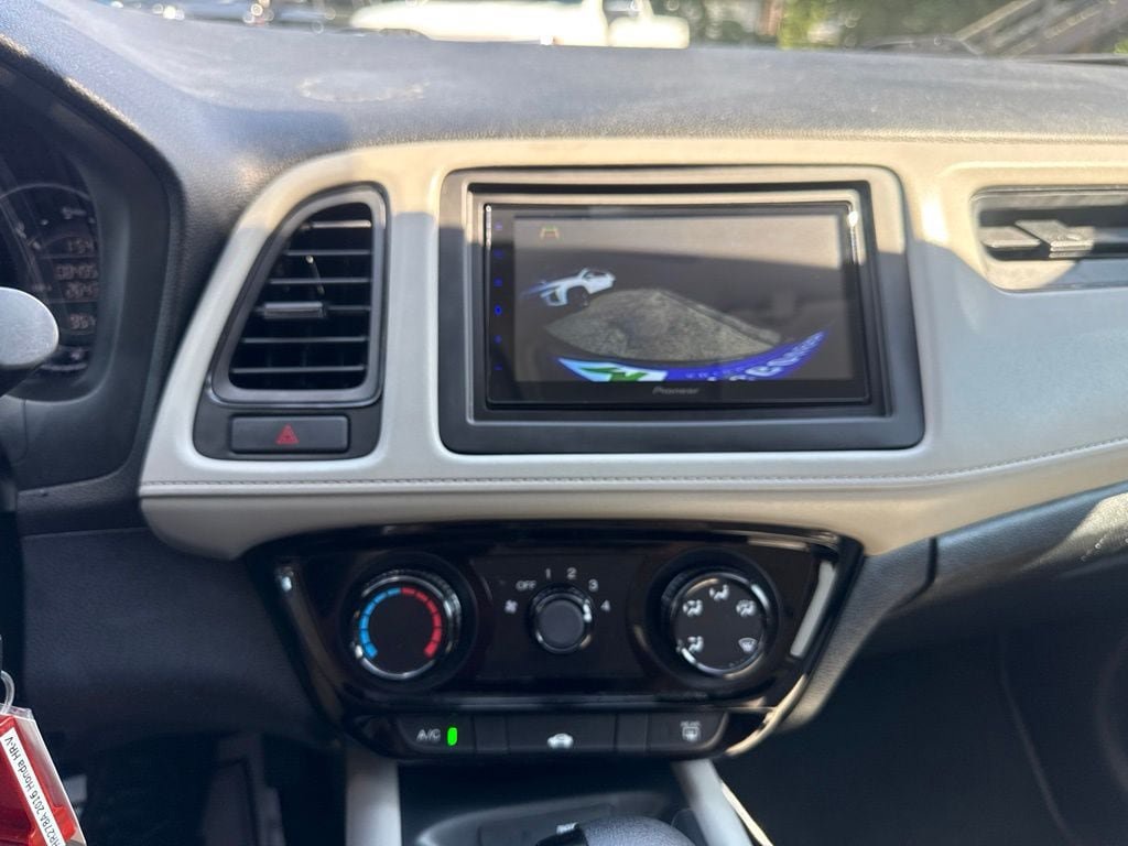 Used 2016 Honda HR-V LX image 28