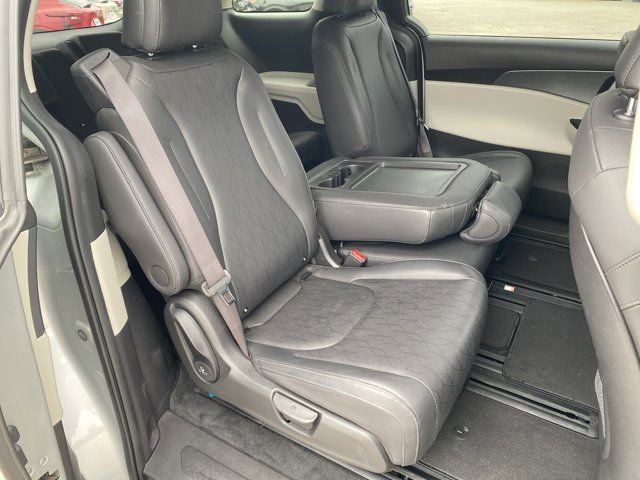 Used 2023 Kia Carnival LX image 27