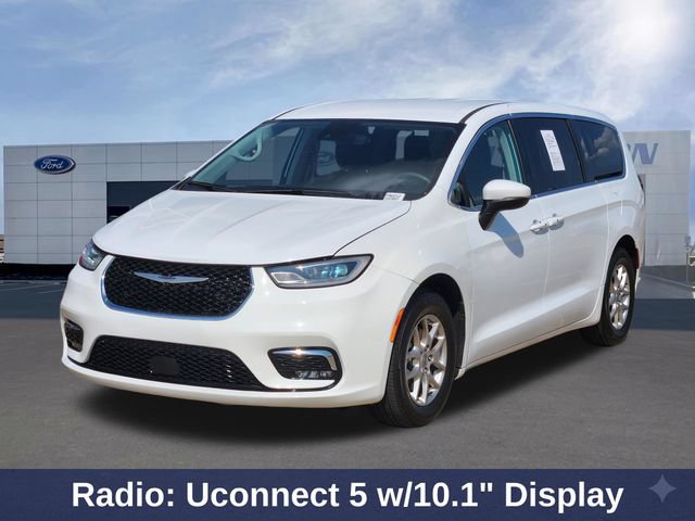 Used 2023 Chrysler Pacifica Touring-L FWD image 4