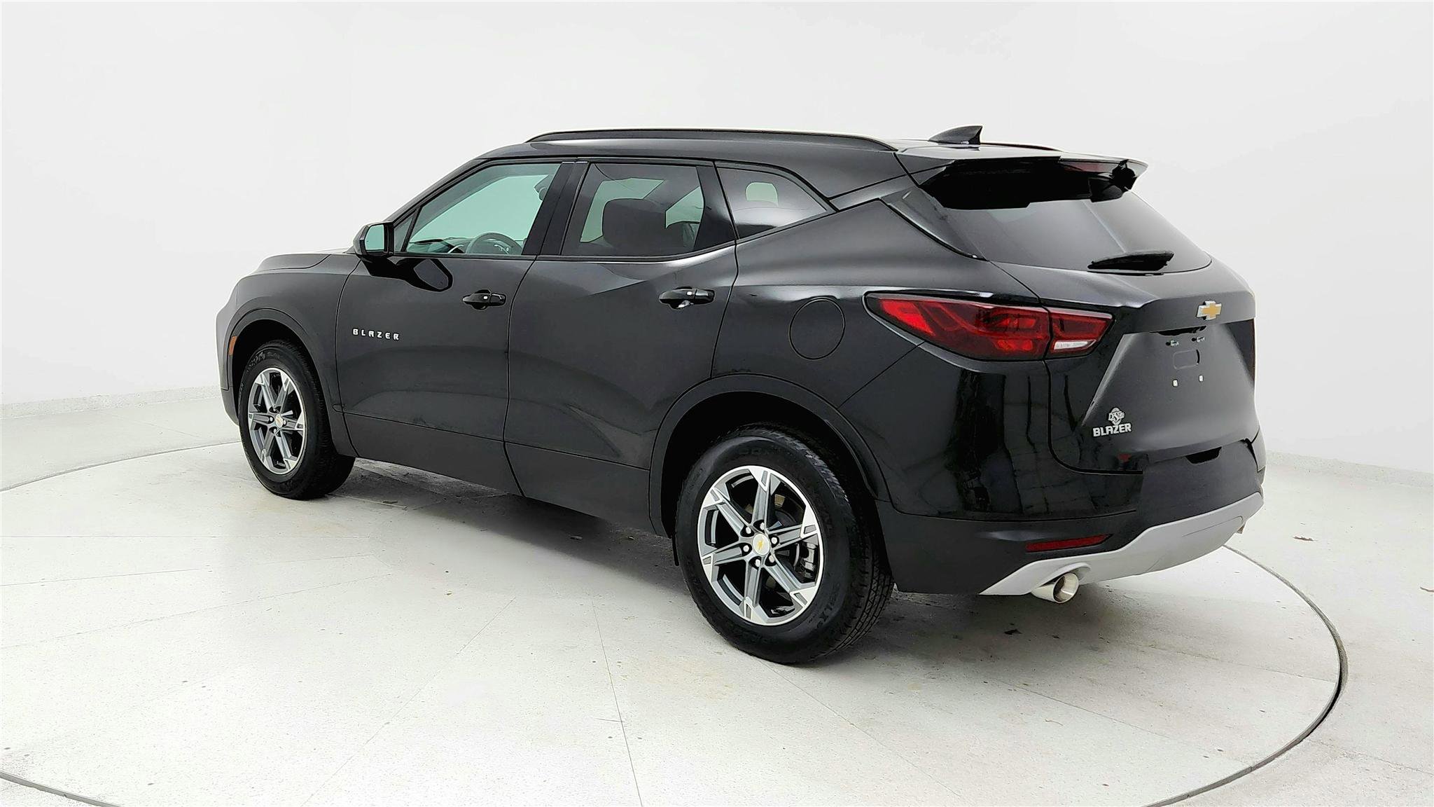 Used 2024 Chevrolet Blazer LT w/ Convenience Package FWD image 3