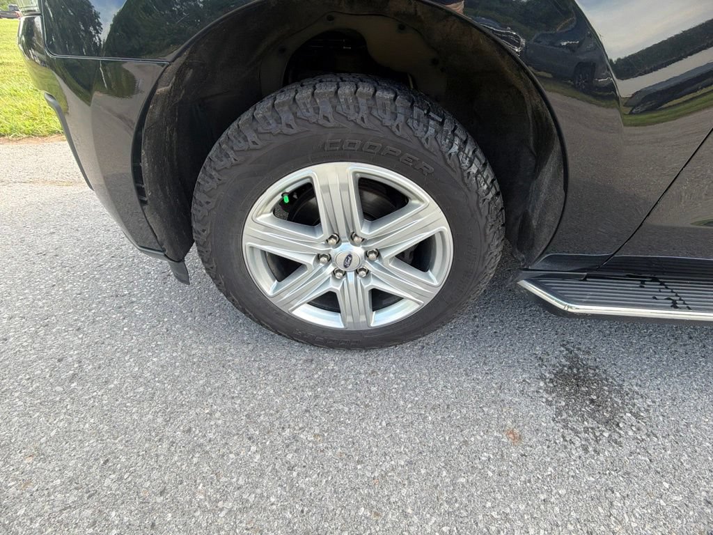 Used 2019 Ford Expedition XLT w/ Equipment Group 202A AWD/4WD image 10