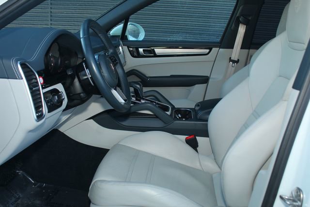 Certified 2023 Porsche Cayenne Platinum Edition image 5