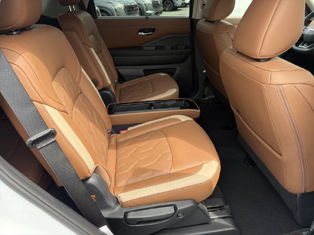 New 2026 Nissan Pathfinder Platinum w/ Lighting Package AWD/4WD image 17