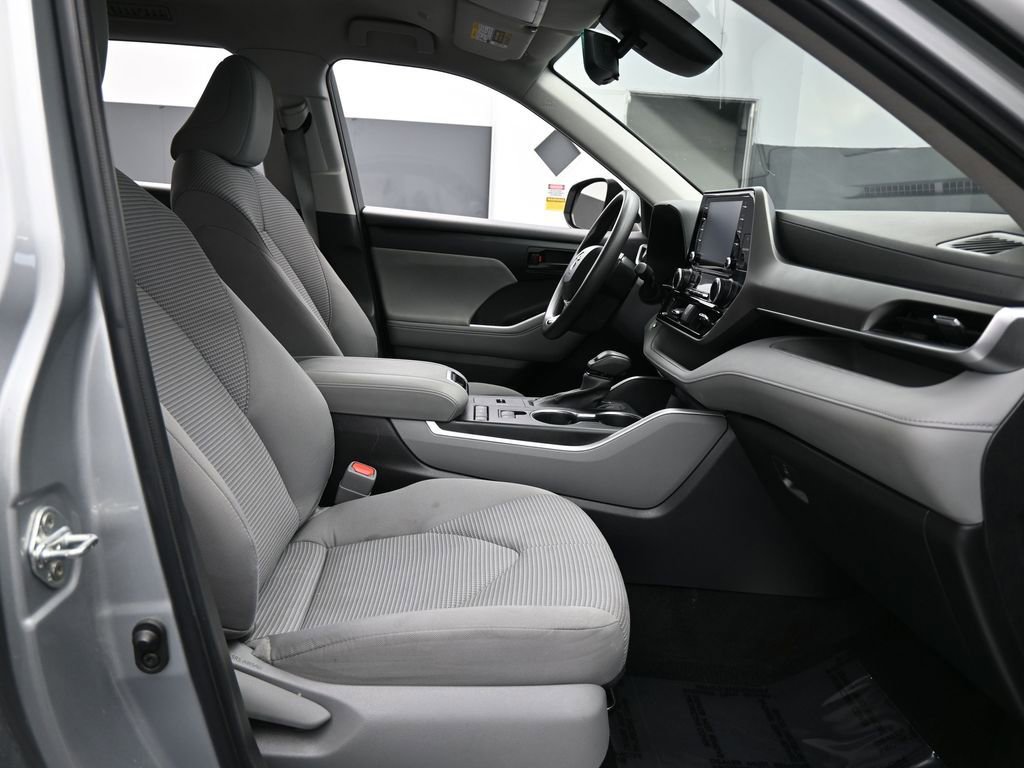 Used 2022 Toyota Highlander L image 45