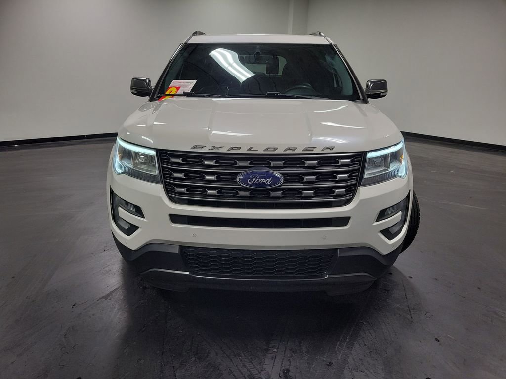 Used 2017 Ford Explorer XLT w/ Equipment Group 202A image 2
