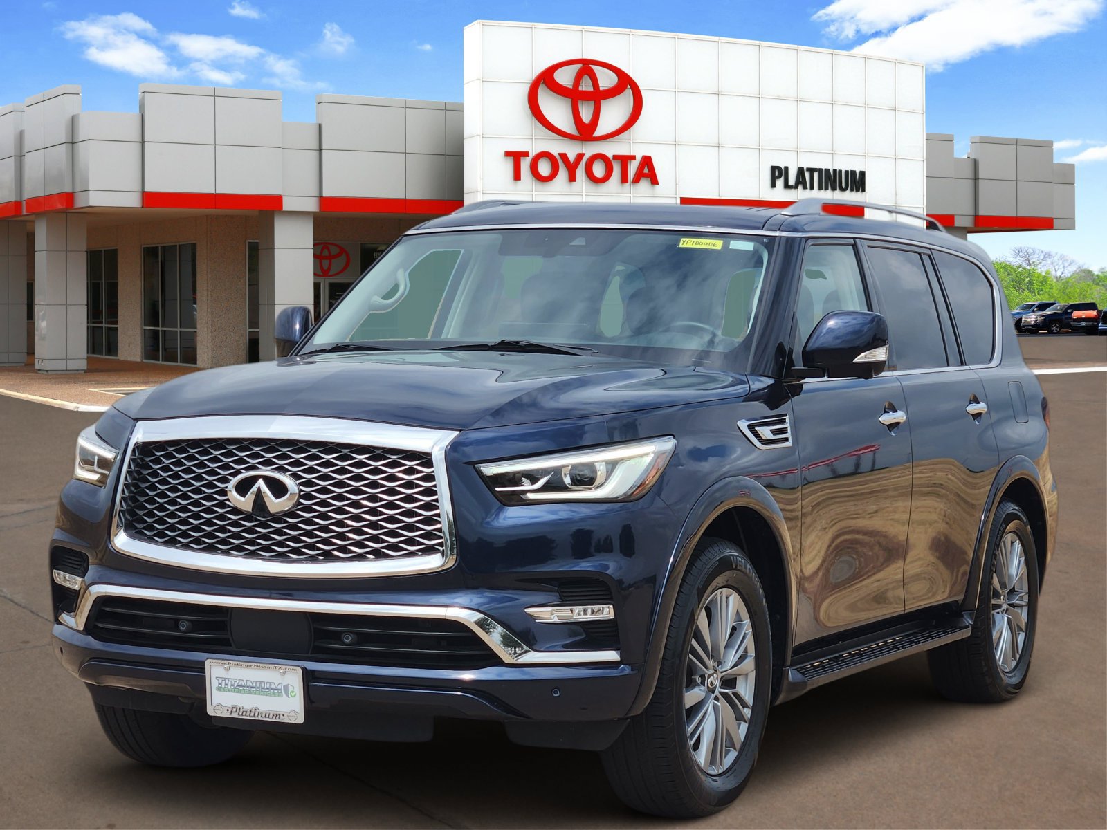 Used 2024 INFINITI QX80 Luxe RWD image 2