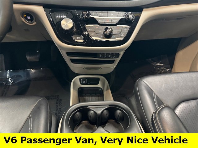 Used 2024 Chrysler Pacifica Touring-L image 16