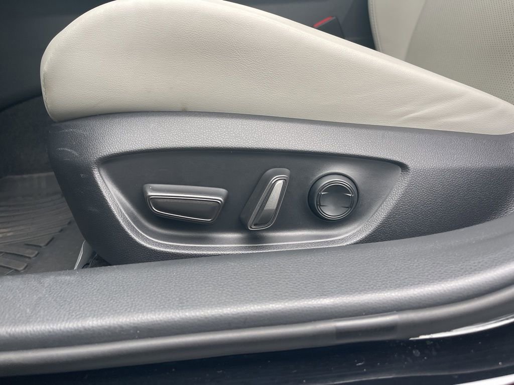 Used 2024 Toyota Prius XLE image 10