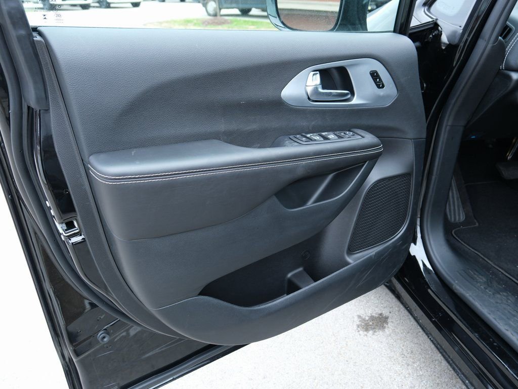 New 2026 Chrysler Pacifica Limited w/ S Appearance Package image 16
