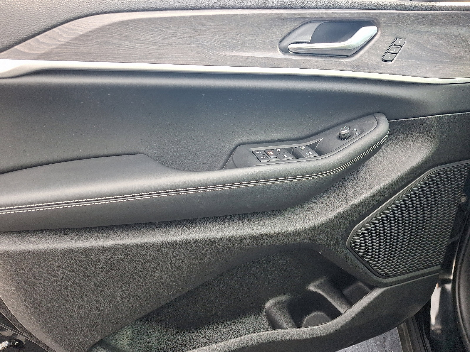 Used 2025 Jeep Grand Cherokee Limited w/ Trailer Tow Package image 12