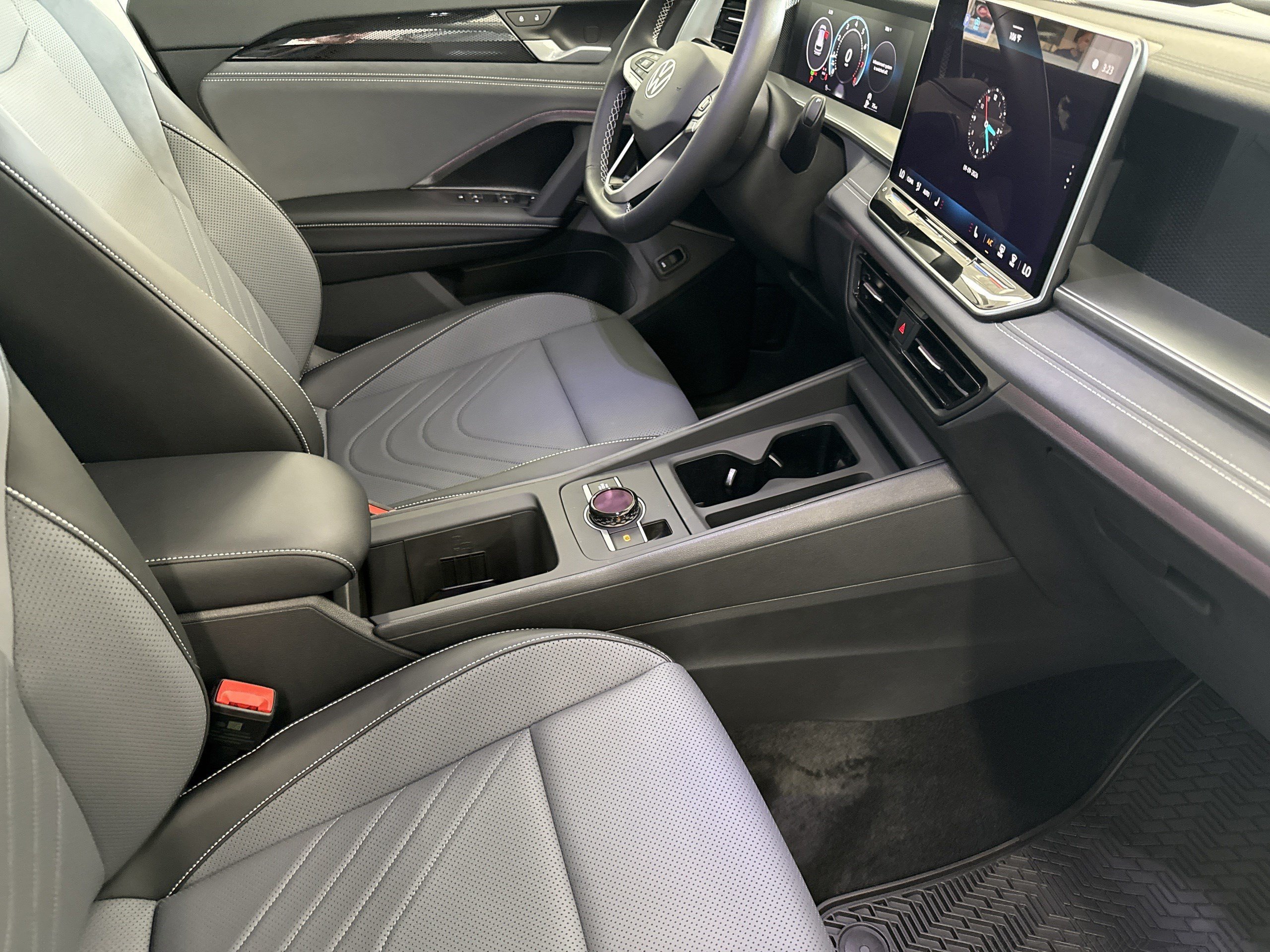New 2026 Volkswagen Tiguan SE FWD image 26