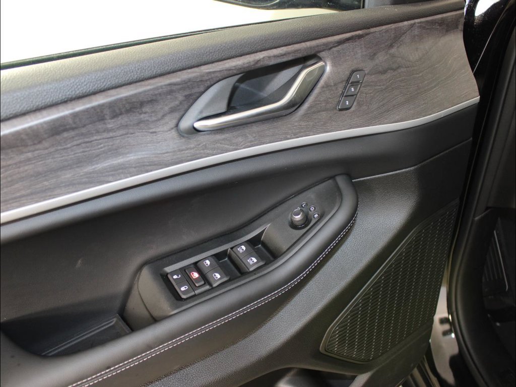 New 2025 Jeep Grand Cherokee Limited w/ Luxury Tech Group II RWD image 9