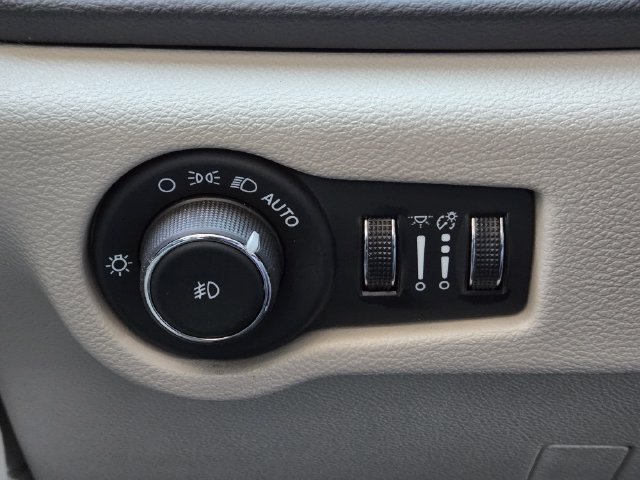 Used 2024 Chrysler Pacifica Touring-L FWD image 22