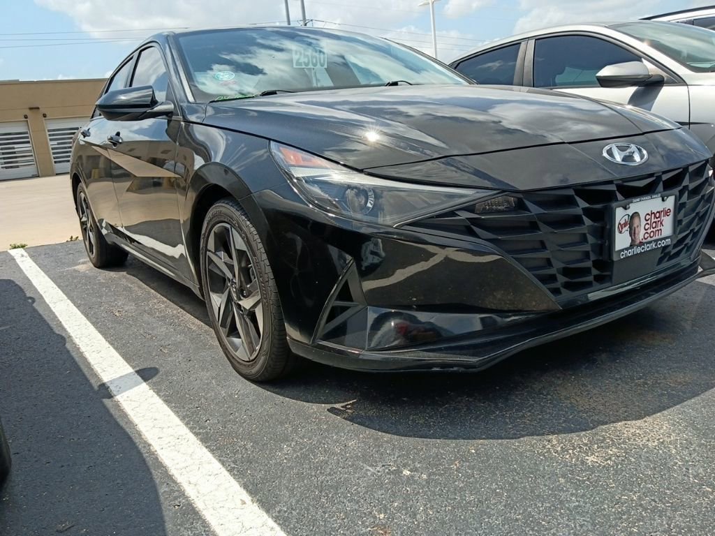 Used 2023 Hyundai Elantra SEL w/ Convenience Package FWD image 2