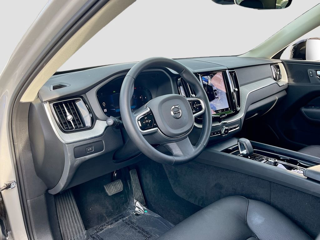 Used 2025 Volvo XC60 B5 Plus image 9