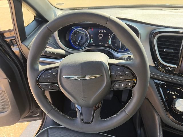 Used 2025 Chrysler Pacifica Limited FWD image 13