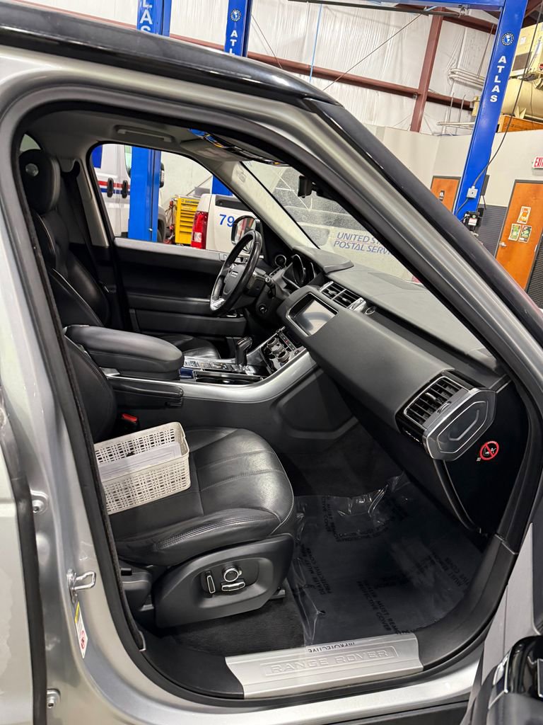 Used 2017 Land Rover Range Rover Sport HSE image 6