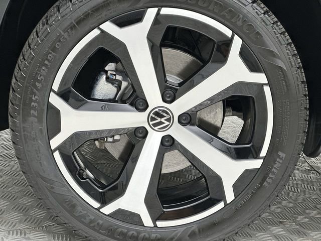 Certified 2025 Volkswagen Taos SEL image 11