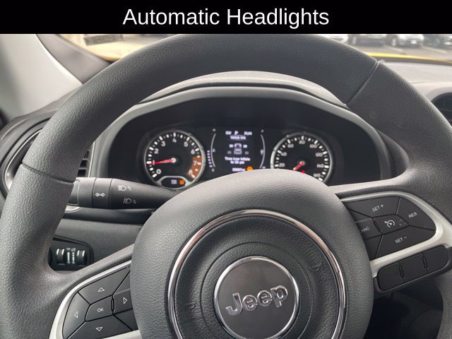 Used 2023 Jeep Renegade Latitude w/ Sun & Fun Group AWD/4WD image 12