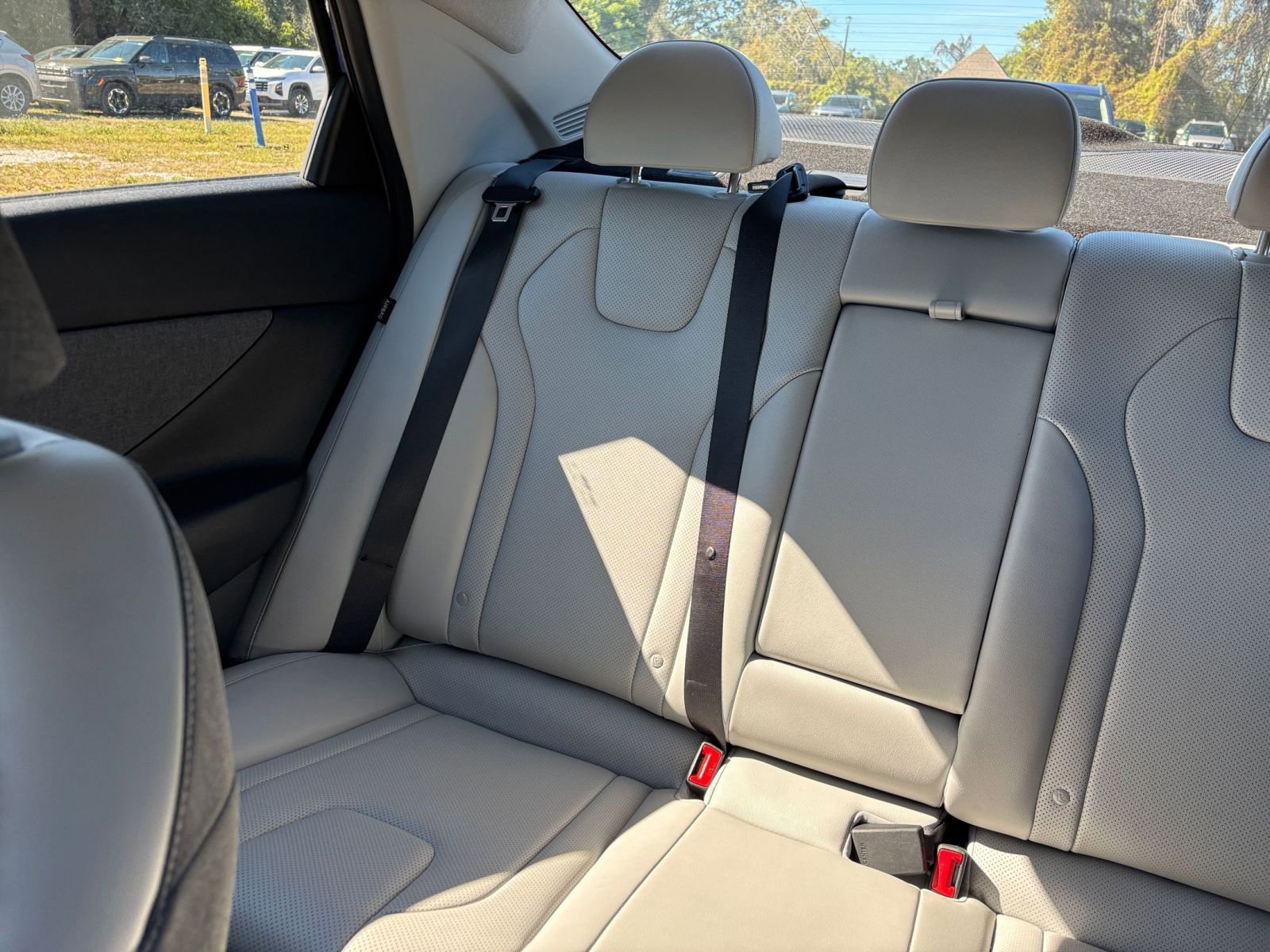 Used 2025 Hyundai Elantra Limited image 39