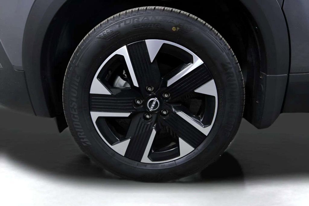 Used 2025 Nissan Kicks SR image 11