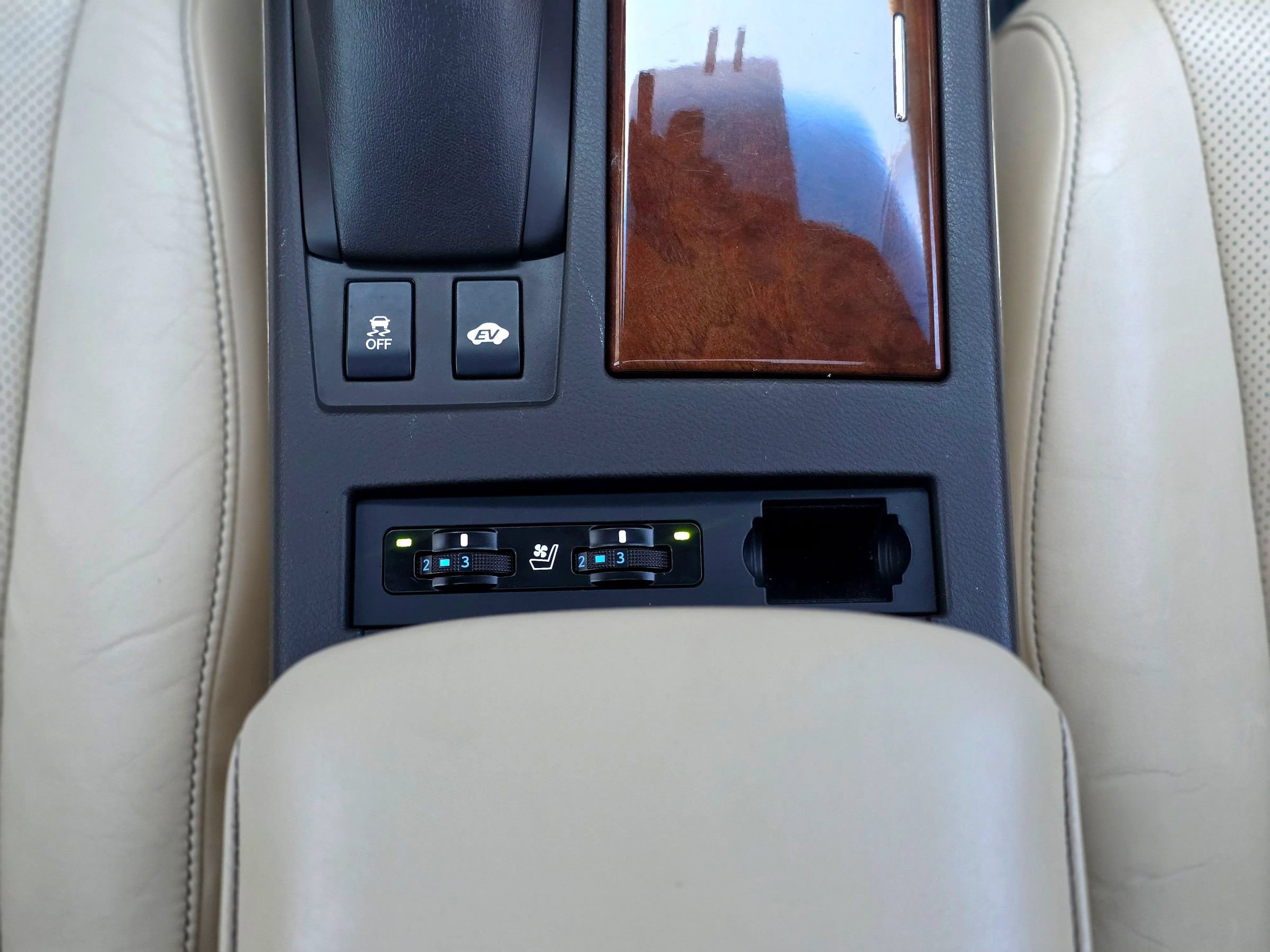Used 2013 Lexus RX 450h AWD w/ Navigation Pkg image 24