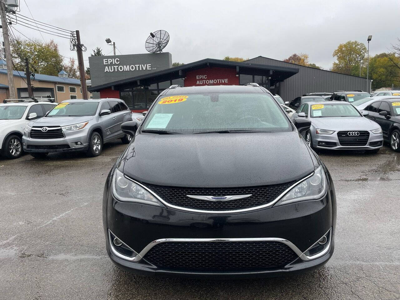 Used 2019 Chrysler Pacifica Touring-L FWD image 2