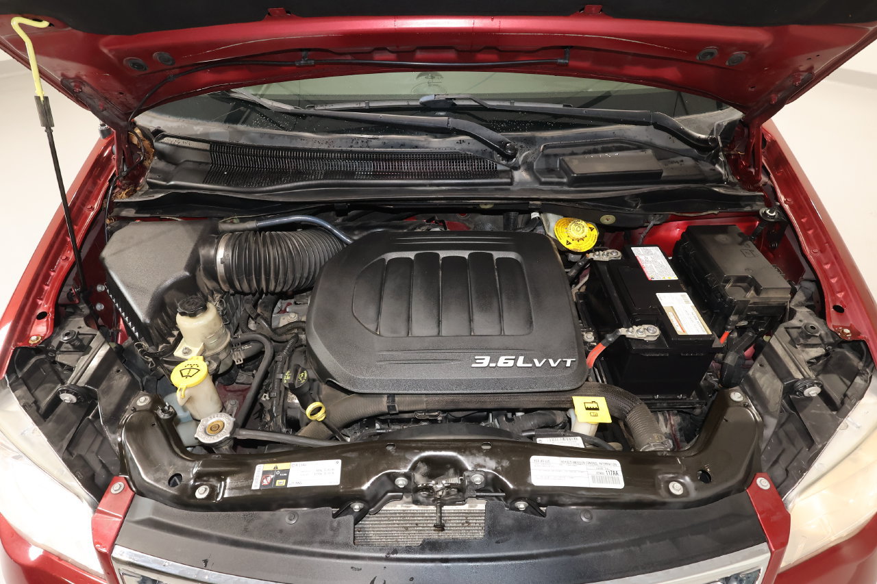 Used 2015 Chrysler Town & Country Touring-L w/ Driver Convenience Group FWD image 19