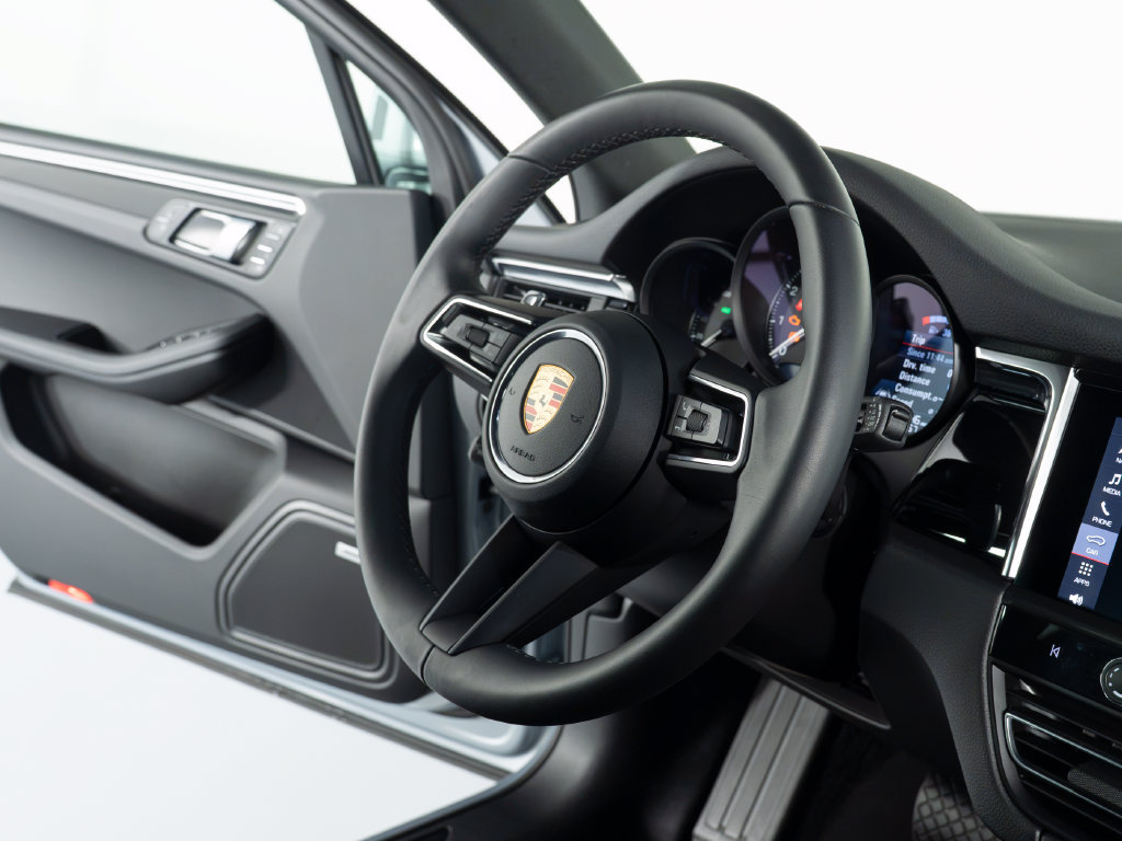 Certified 2026 Porsche Macan AWD/4WD image 38