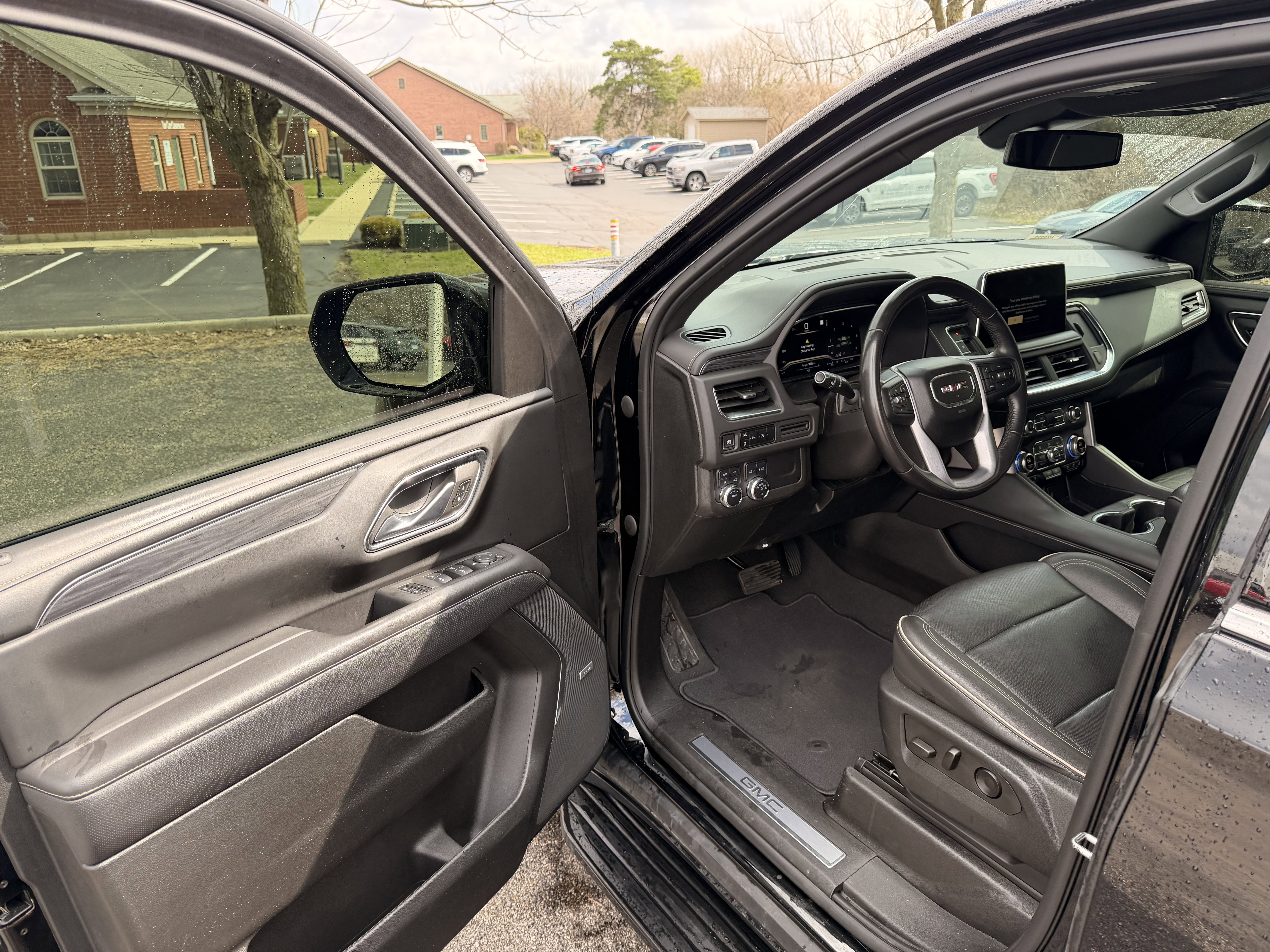 Used 2023 GMC Yukon SLT image 11